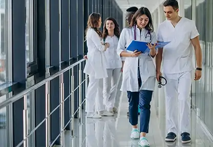 Blog PlanZ, junge MedizinstudentInnen auf dem Gang eines Krankenhauses