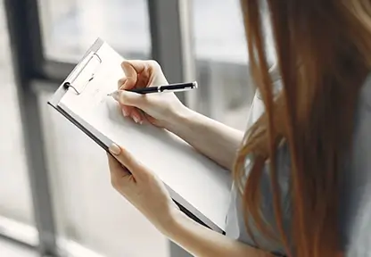 Blog PlanZ – junge Frau füllt Checkliste aus