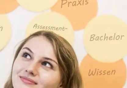 Blog PlanZ – junge Frau vor einer Wand mit Schlagworten zum Thema Ausbildung und Zukunft