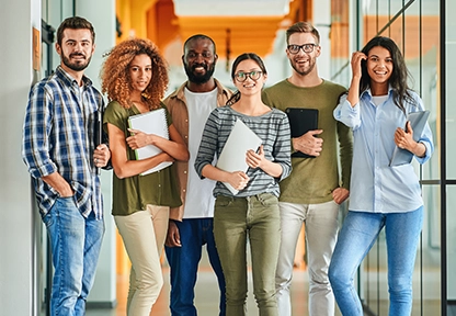 Blog planZ – Gruppe junger Studierender schauen in die Kamera