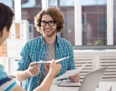 Junger Mann überreicht seine Bewerbung zum Hochschulstart