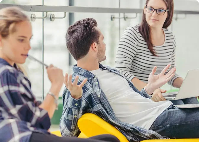 Studienberatung mit planZ. Studentinnen und ein Student im Gespräch