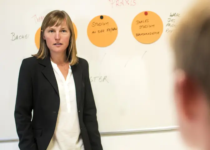 Petra Ruthven-Murray von planZ, während einer Präsentation in einer Studienberatung