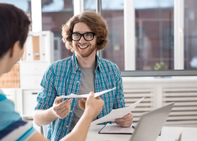 Junger Mann überreicht seine Bewerbung zum Hochschulstart