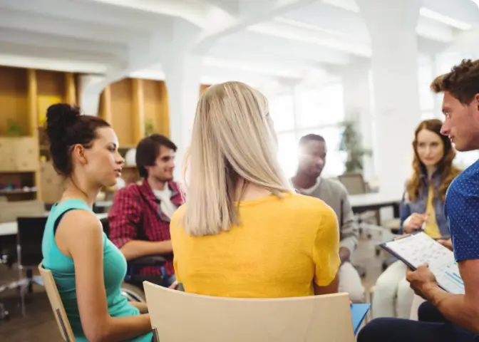 Kurse und Seminare bei planZ – Gruppe junger Menschen sitzen im Kreis und reden miteinander.