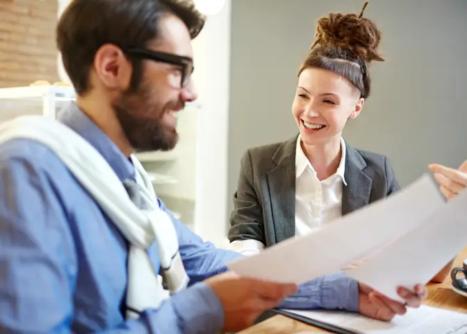 Angehende Studentin bei einem Interviewtraining für Auswahlgespräche und Auswahltage.