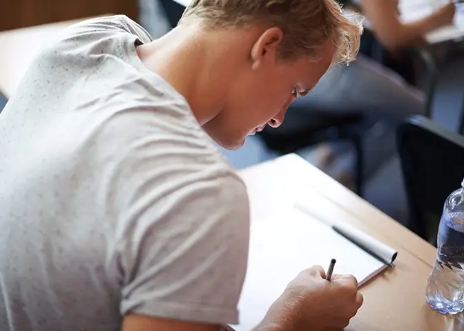 Junger Mann nimmt an Auswahltests an privaten Unis teil