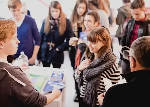 Junge Menschen informieren sich auf einer der vielen planZ Veranstaltungen
