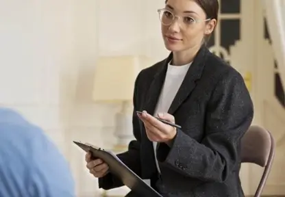 Blog planZ – Junge Therapeutin in einer Unterhaltung