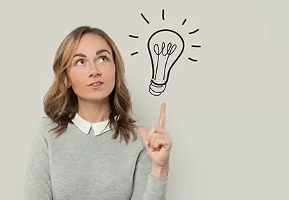 Blog planZ – Junge Frau zeigt mit dem Finger auf eine gezeichnete Glühbirne