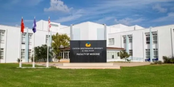 Eingang zur Eastern Mediterranean Universität - EMU in Zypern