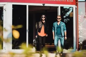 Junge Studierende kommen aus der Uni in Pecz