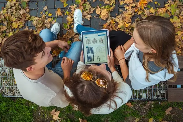 Junge Medizinstudierende lernen gemeinsam am Tabelet