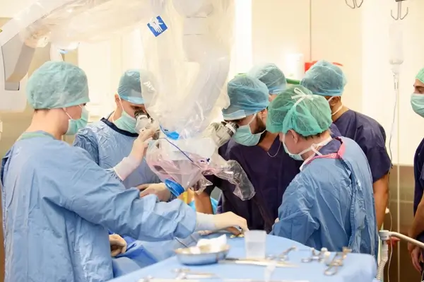 Junge Medizinstudenten bei Simulations OP