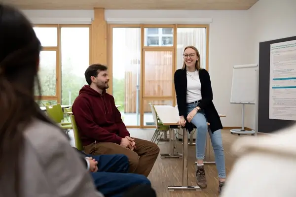 Junge Studierende in der Vorlesung - Psychologie-Studium in Witten