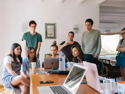 Studierende gemeinsam am Computer