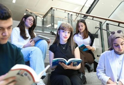 Junge Studentin informiert sich über die Vielseitigkeit des Psychologiestudiums und Karrierewege ohne NC bei planZ.